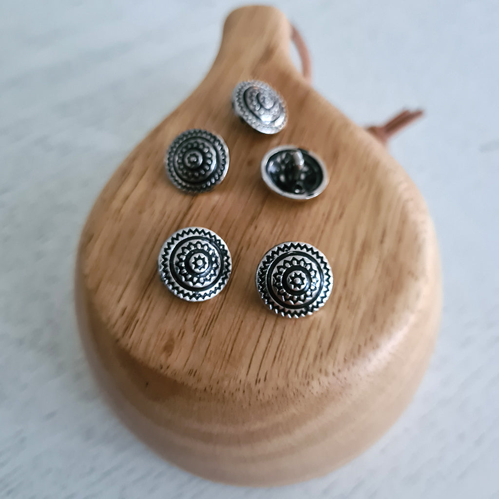Islantilaistyylinen metallinappi - tumma - 15 mm