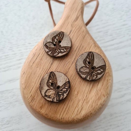 Coconut button - butterfly - 25 mm