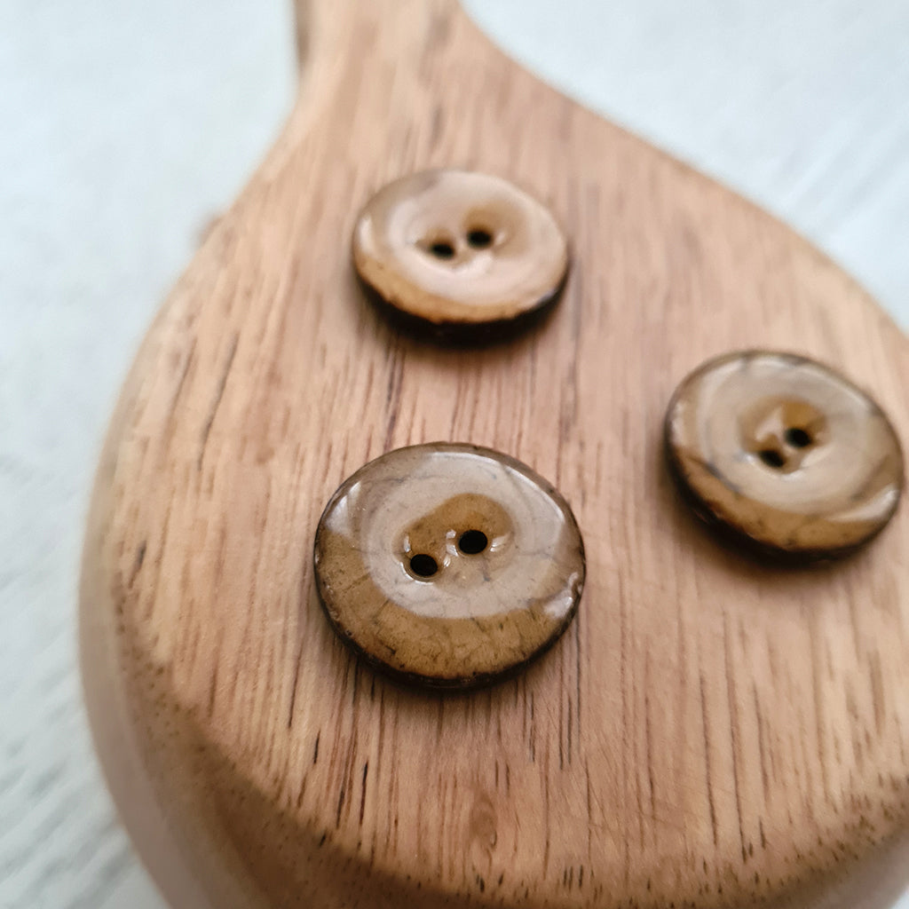 Coconut button - sand - 20 mm