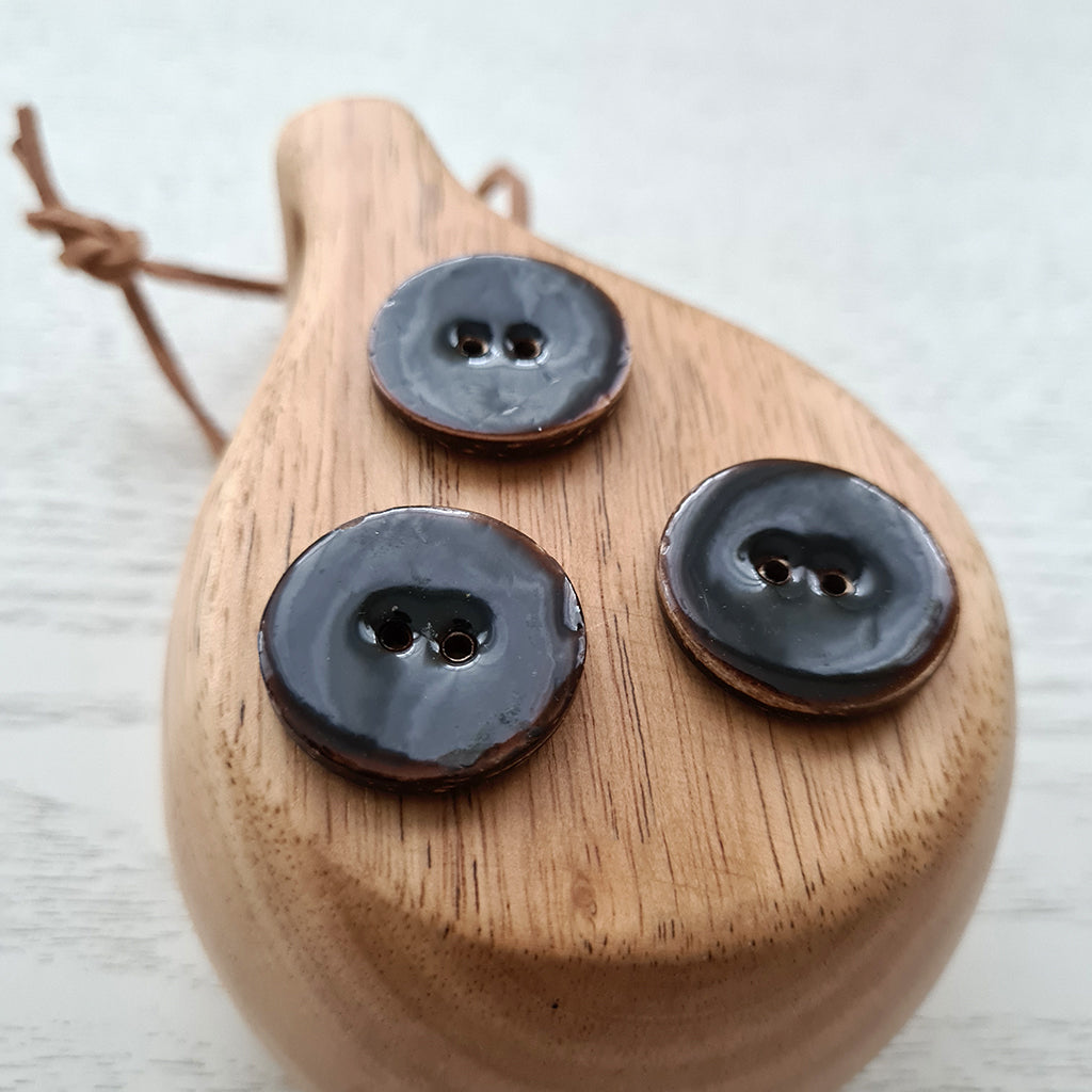 Coconut button - coffee - 28 mm