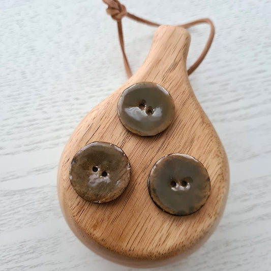 Coconut button - olive - 28 mm